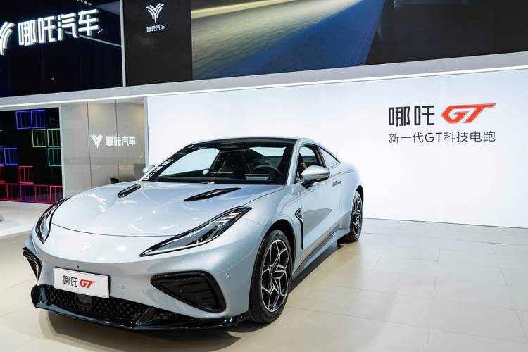 广州266哪吒汽车在智能汽车领域的表现，领途汽车在新能源汽车市场中的影响力